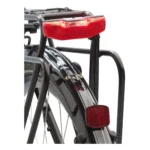 Achterlicht Axa Blueline Steady in werking en gemonteerd op bagagedrager